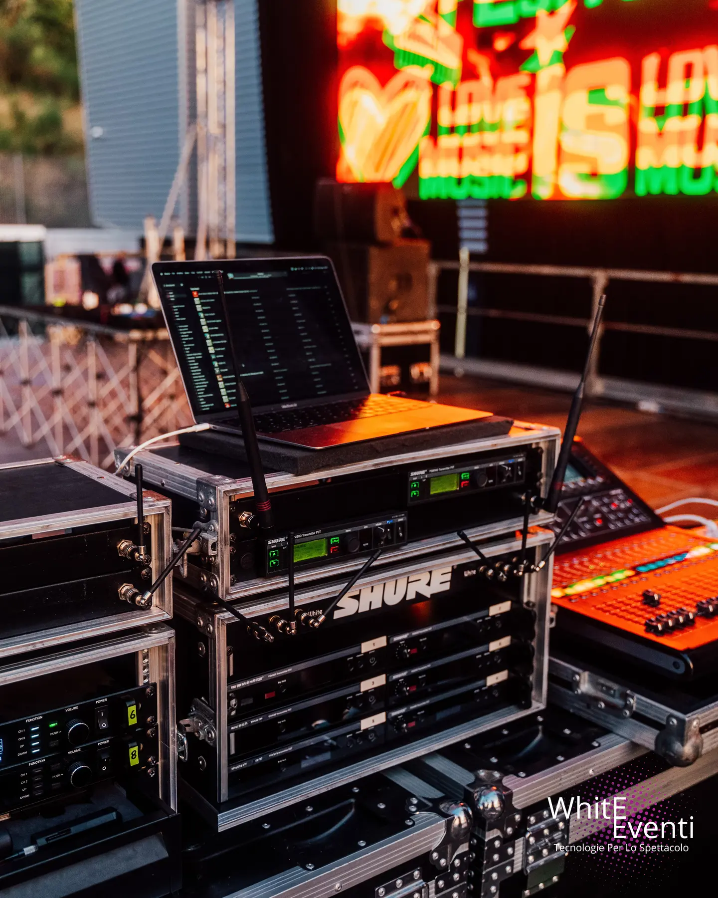 Regia e sistemi professionali White Eventi durante un evento dal vivo