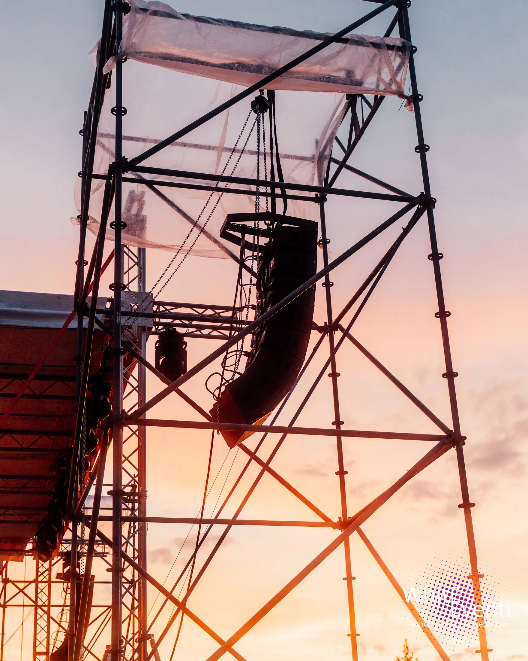 Struttura e sistema audio White Eventi durante un allestimento al tramonto